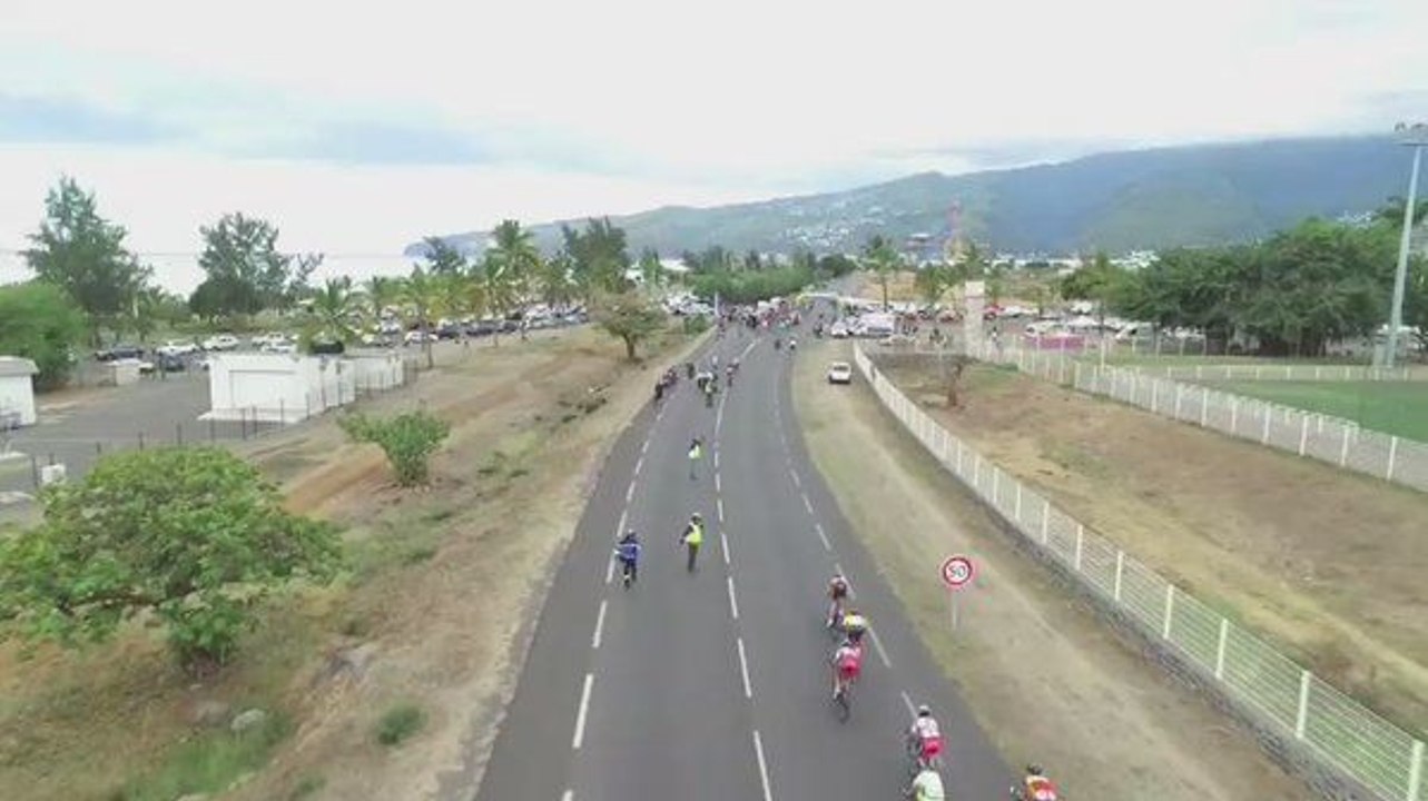 Un homme renverse des barri