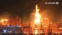 Une réplique de la ville de Londres brûle sur la Tamise
