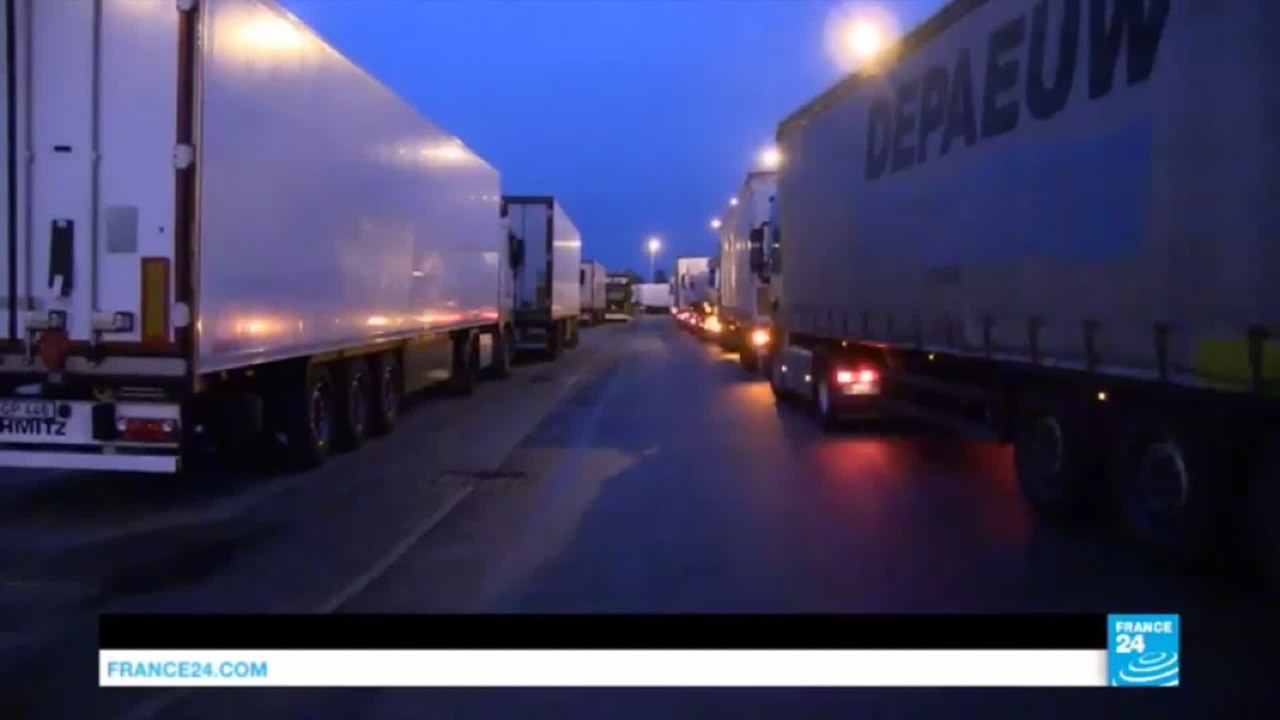 CALAIS - "Les migrants surgissent à 100, 200 avec des barres de fer, des branchages. Ils mettent le feu"