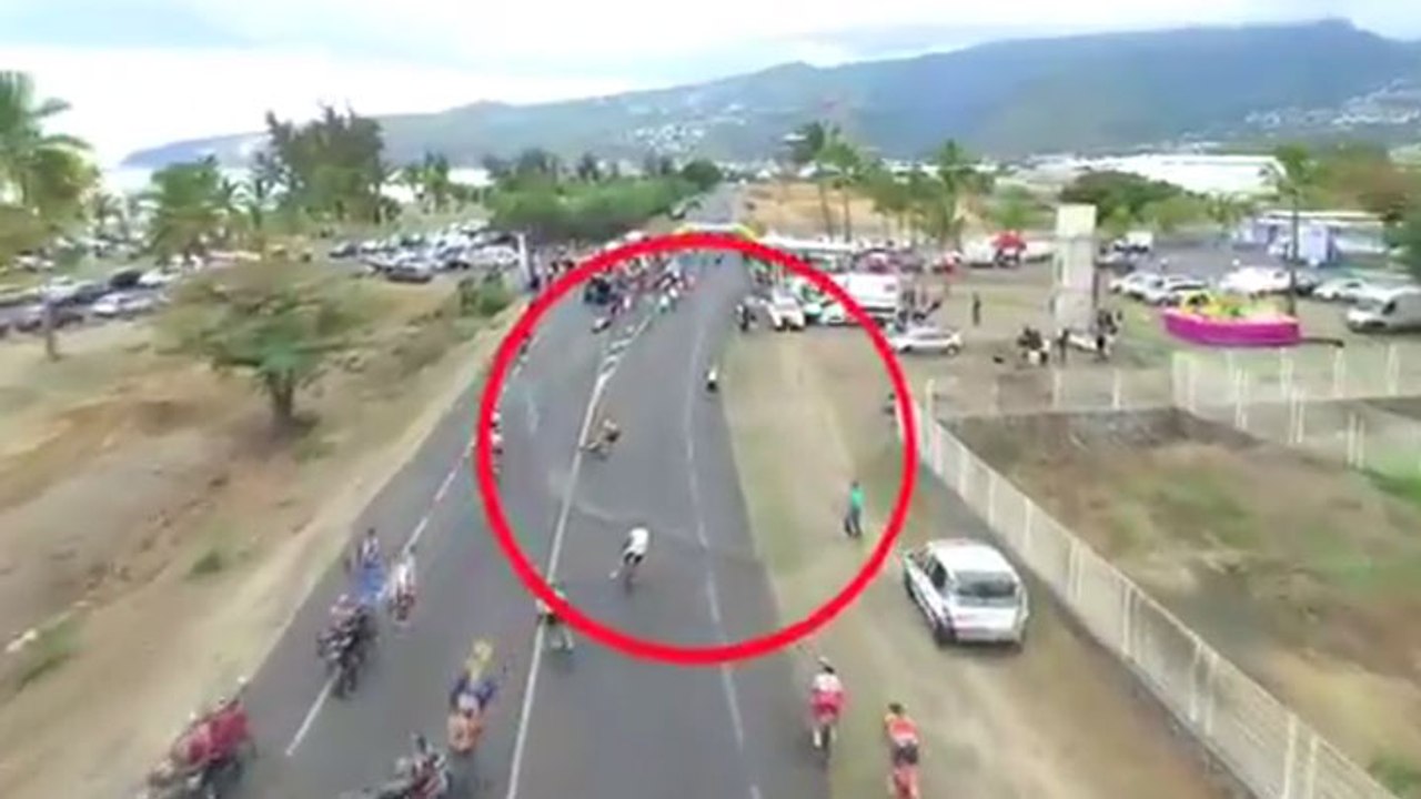 Un spectateur renverse des barrières et provoque la chute de cyclistes