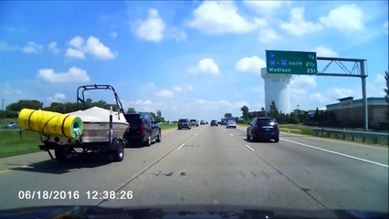 Video herunterladen: Un motard se prend un rouleaux de laine de verre perdu par un automobiliste et se prend une grosse gamelle