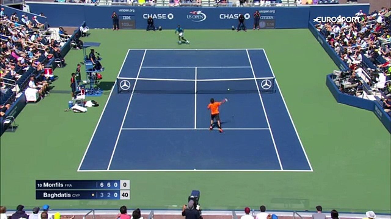 Gaël Monfils fait semblant de lacer ses chaussure en plein milieu d'un point!