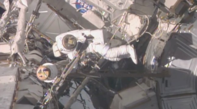 Nasa: deux astronautes sortent dans l'espace pour réparer la station internationale