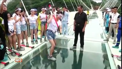 Des coups de masse pour tester un nouveau pont de verre !