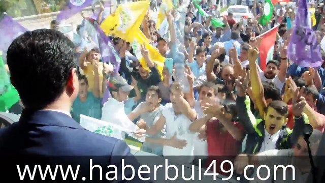 Selahattin demirtaş Bulanık'da Büyük Çoşkuyla Karşılandı. Otobüste Yol Tarifini Demirtaş Yaptı