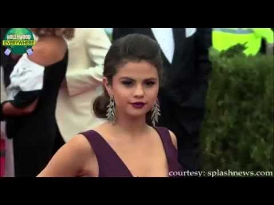 Selena Gomez Shows Off Major Cleavage In A S€x¥ Plunging Dress At Rudderless Premiere