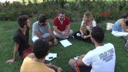 İzmir - Darbe Girişiminden Sonra Kapanan Üniversitenin Öğrencileri Açık Havada Çalıştı