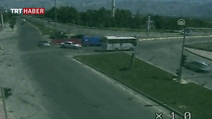 Trafik kazaları MOBESE kameralarına yansıdı