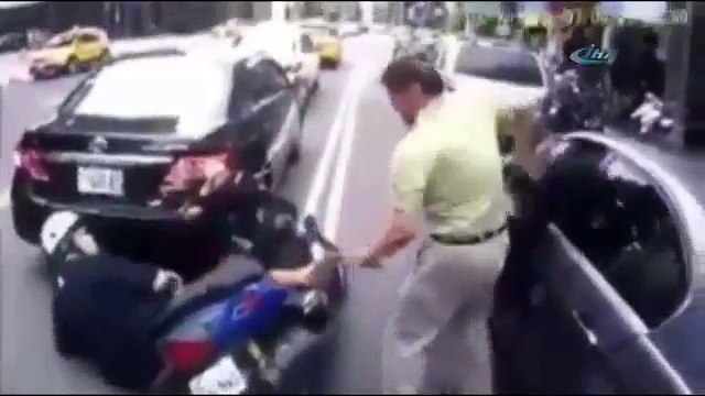 YERE DÜŞÜRDÜĞÜ MOTORA YARDIM ETMEK İSTEDİ ORTALIĞI BİRBİRİNE KATTI.. - İhlas Haber Ajansı