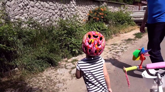 Катя варит суп и едет на велосипеде за зеленью для новой плиты с краном и водой микро ВЛОГ