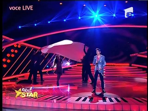 Quand cette femme commence à chanter derrière son rideau le jury est déjà debout. Quand il tombe ... ca change tout !