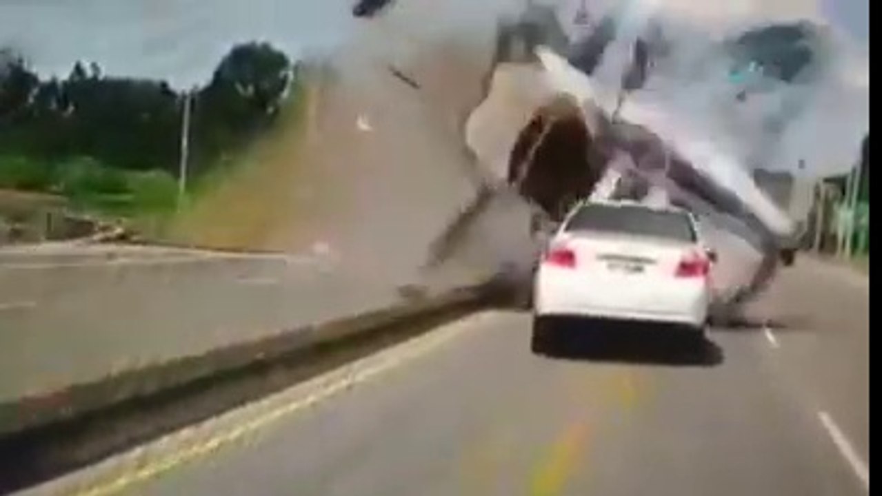 KONTROLDEN ÇIKAN ARAÇ TAKLALAR ATARAK KARŞI ŞERİTE GEÇTİ FİLM SAHNESİ GİBİ.. - İhlas Haber Ajansı