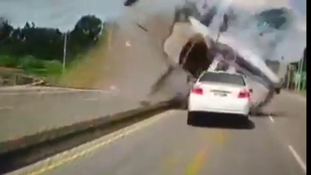 KONTROLDEN ÇIKAN ARAÇ TAKLALAR ATARAK KARŞI ŞERİTE GEÇTİ FİLM SAHNESİ GİBİ.. - İhlas Haber Ajansı