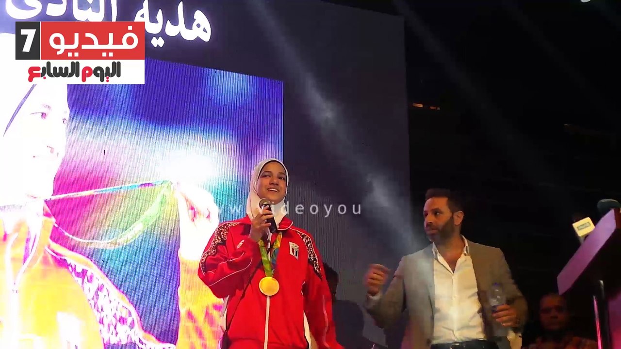 ممر شرفى أسطورى لتكريم هداية ملاك بنادى الصيد و هداية تلتقط صور سيلفى مع اعضاء النادى