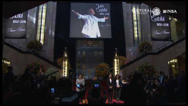 Mexicanos acuden a darle el último adiós a Juan Gabriel cantando Amor Eterno