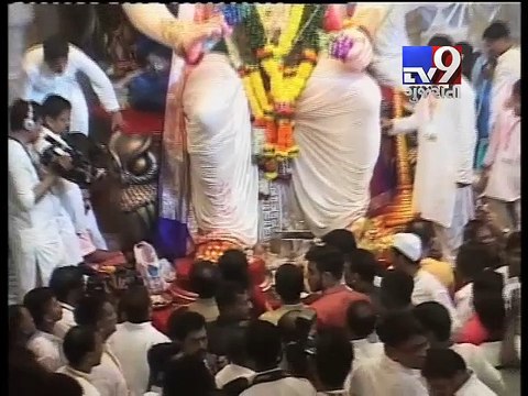 Shiv Sena chief Uddhav Thackeray prays to Lalbaugcha Raja in Mumbai - Tv9 Gujarati