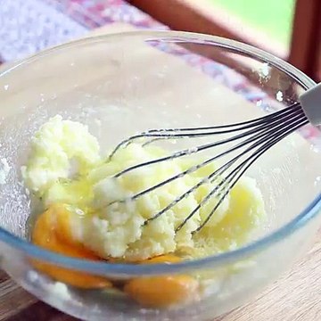 How To Make Lemon Poppyseed Cake with Cream Cheese Frosting