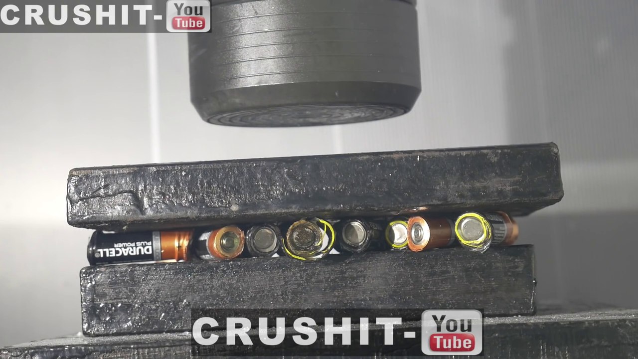 Ecraser des piles électriques à la presse hydraulique !