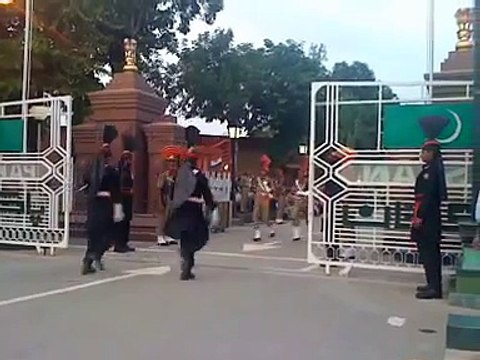 Indian Soldier embarrassed by Pakistan Rangers at latest wagah border flag ceremony - YouTube