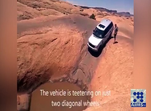 ڈروائیور نے کس مہارت سے گاڑی کو گڑھے سے گزارا سب حیران رہ گئے