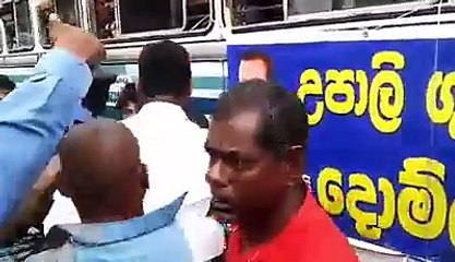 පිරිසක් එක්වී තරුණියකට මහමගදී පහරදුන් හැටි මෙන්න (VIDEO)