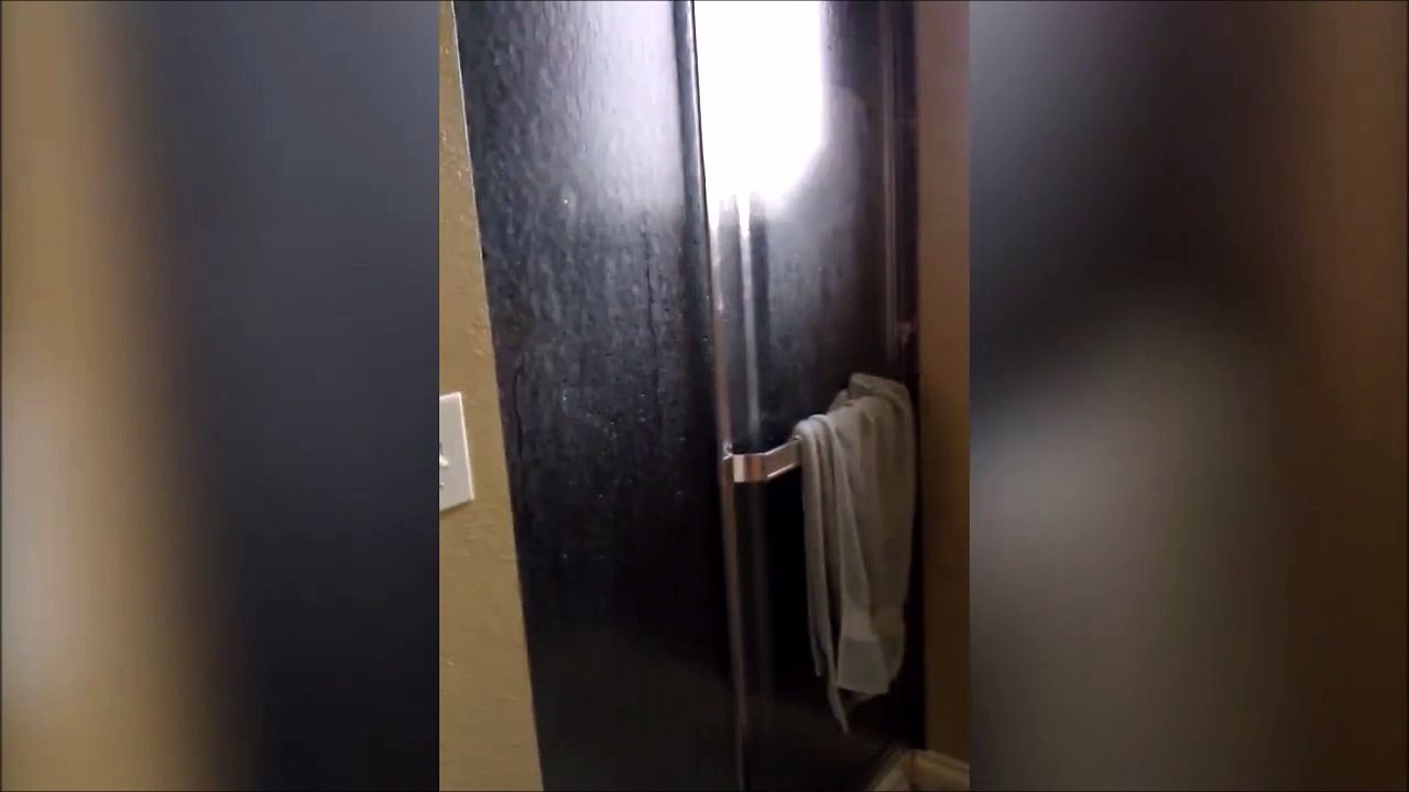 Gamin chopé en train de chanter dans la douche... Flag