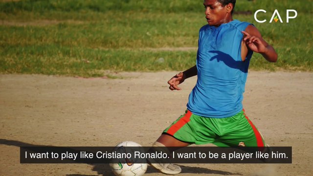 Amputé des 2 jambes, ce jeune continue à jouer au football