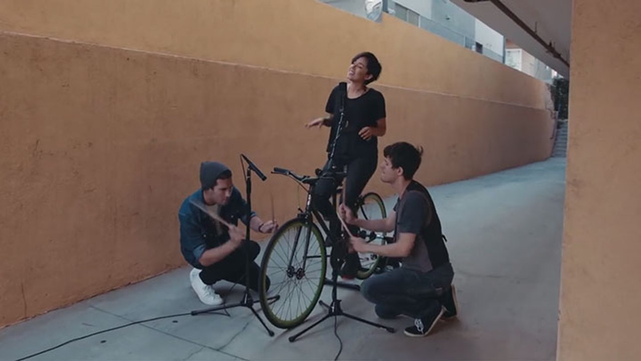 KHS et Kina Grannis reprennent "Cheap Thrills" de Sia avec un vélo
