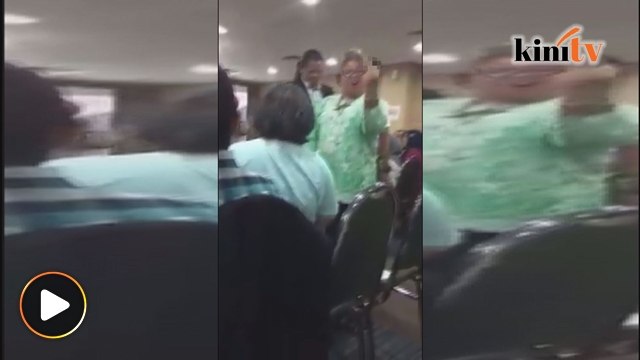 Netizen kecam, kritik peguam tunjuk 'jari tengah'