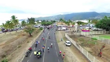 Un homme place des barrières sur la route des cyclistes !