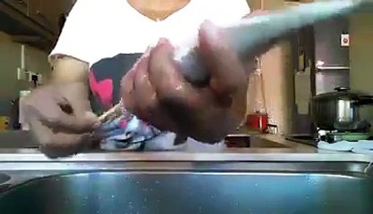 Balık dediğin böyle temizlenir.