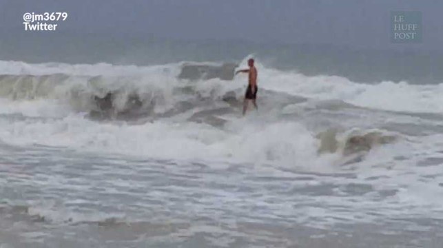 Les surfeurs profitent de la tempête Hermine