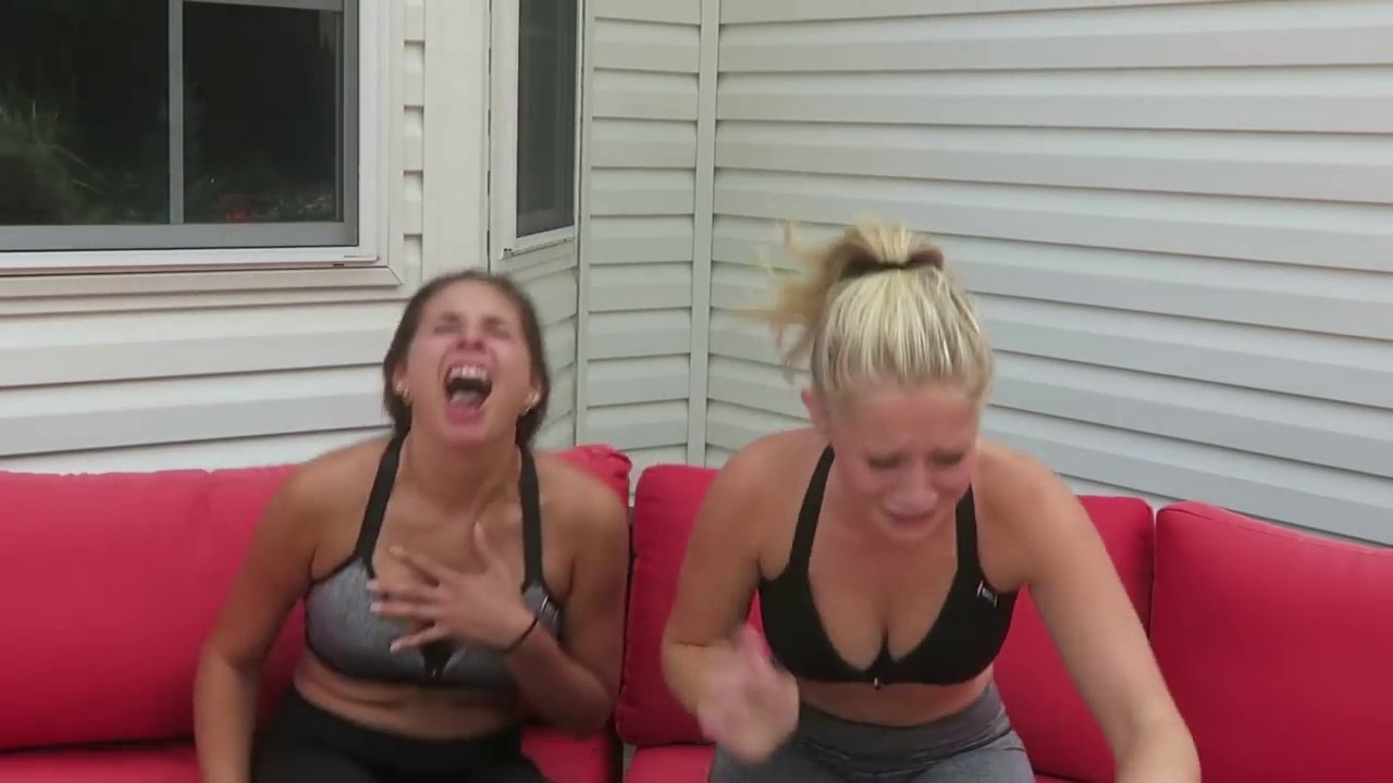 Ces deux filles vont goûter le piment le plus puissant du monde !