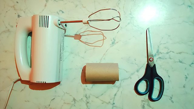 Mette il rotolo della carta igienica sulla frusta elettrica. Il motivo è geniale!