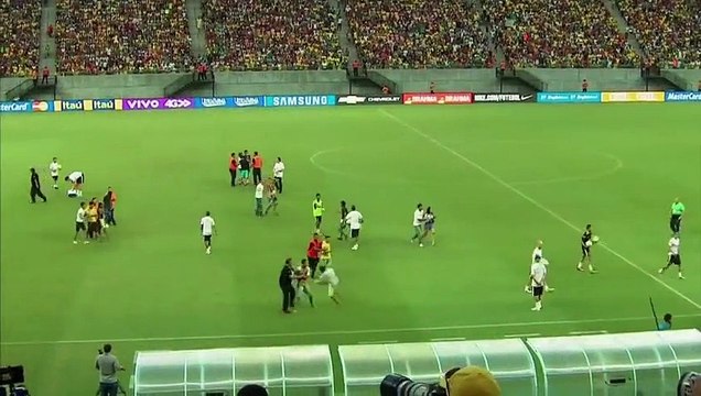 Neymar se fait plaquer au sol par des fans enthousiastes