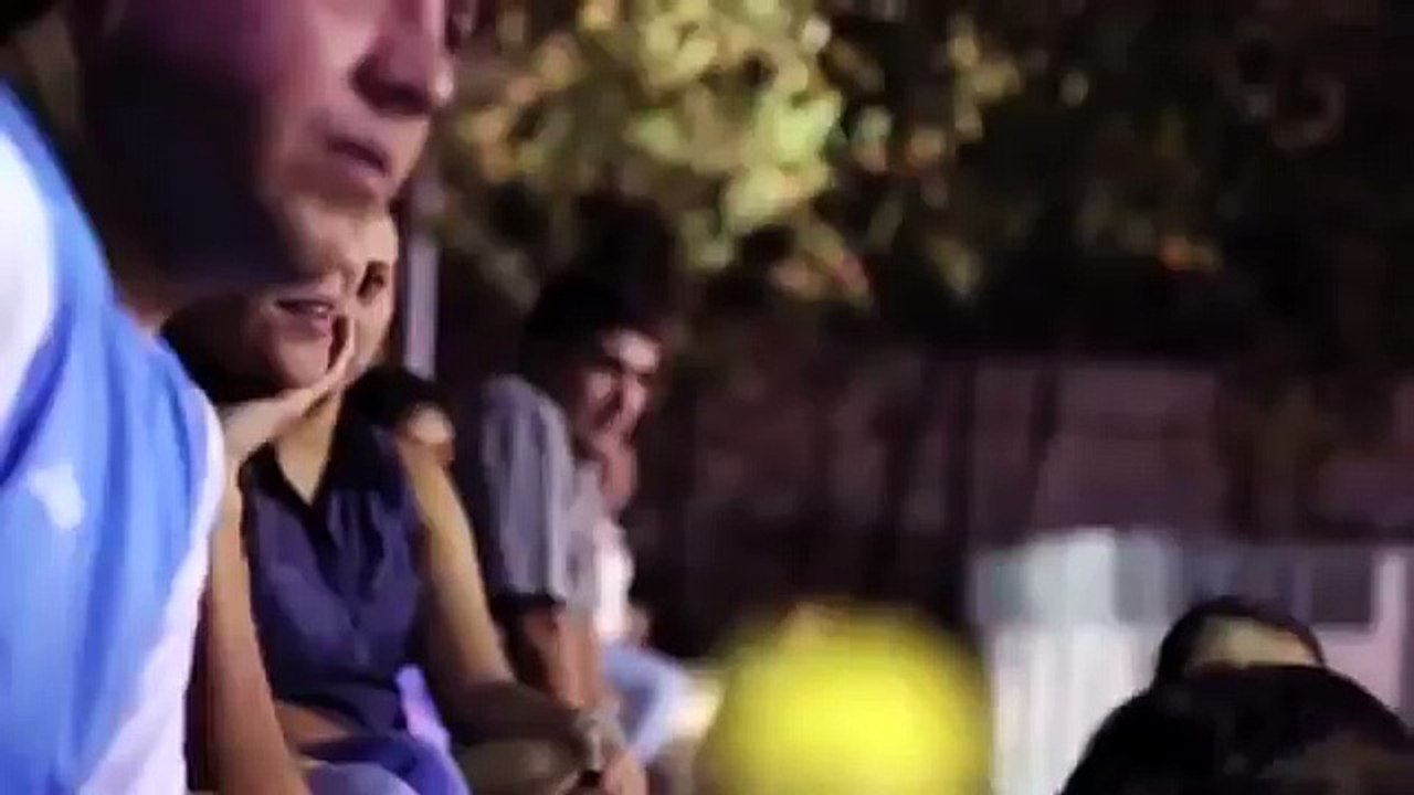 Vecchietto che fa trucchi di calcio