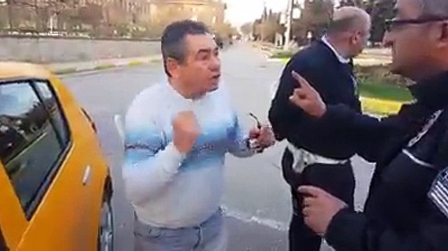 Görevini harfiyen yerine getiren, motorsikletliler hakkında ders veren trafik polisi abimiz..