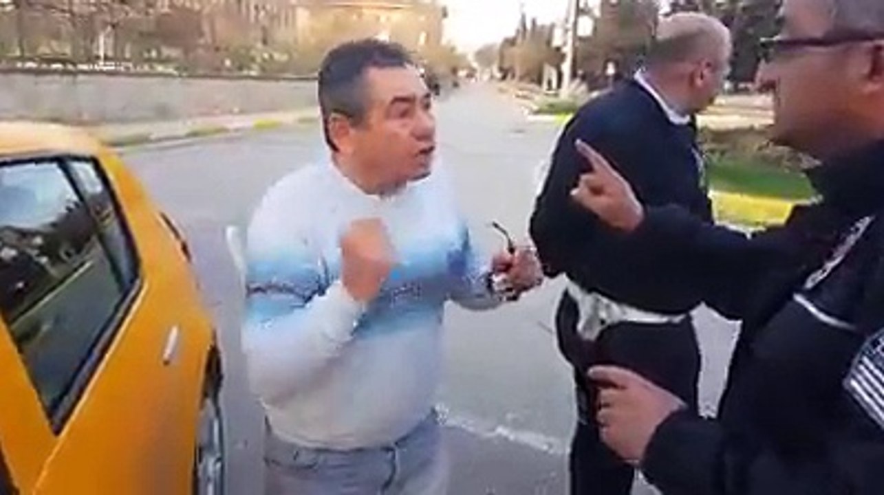 Görevini harfiyen yerine getiren, motorsikletliler hakkında ders veren trafik polisi abimiz..