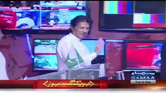 Imran Khan visits SAMAA NEWS office , SAMAA NEWS anchors take selfies with Imran Khan