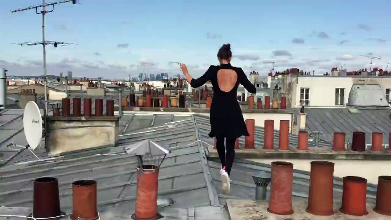 Une belle ballade sur les toits de Paris par une jeune yamakasi en tenue de ballet !