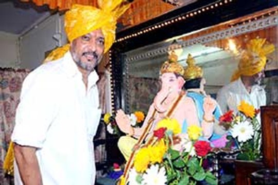 Nana Patekar brings Lord Ganesh home on Ganesh Chaturthi