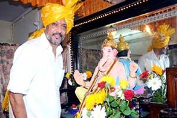 Download Video: Nana Patekar brings Lord Ganesh home on Ganesh Chaturthi