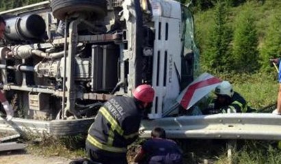 2 kişi kamyonetin altında can verdi, bir de yaralı var