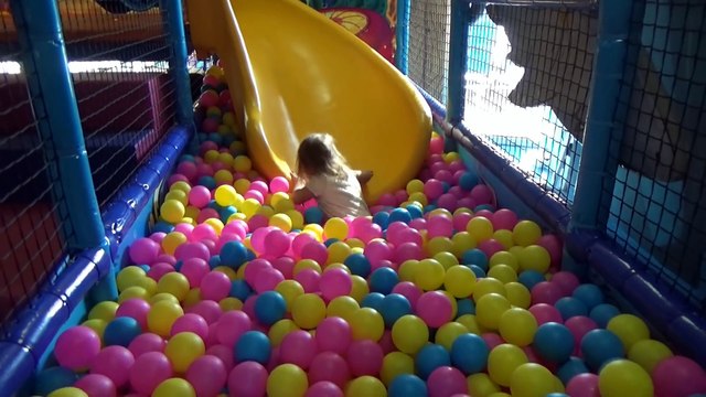 Катя в Дубаи День#6 идём в детский клуб Синдбад купаемся в бассейне кушаем мороженое kid's place