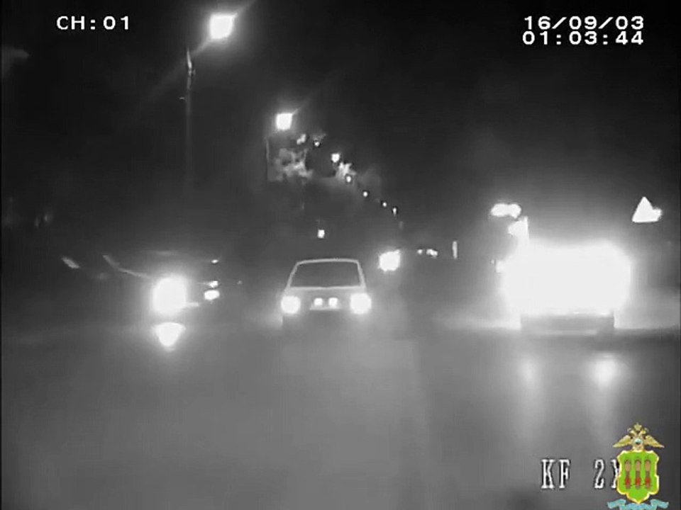 Un jeune fait des doigts aux policiers pendant une course poursuite et se fait punir par le Karma