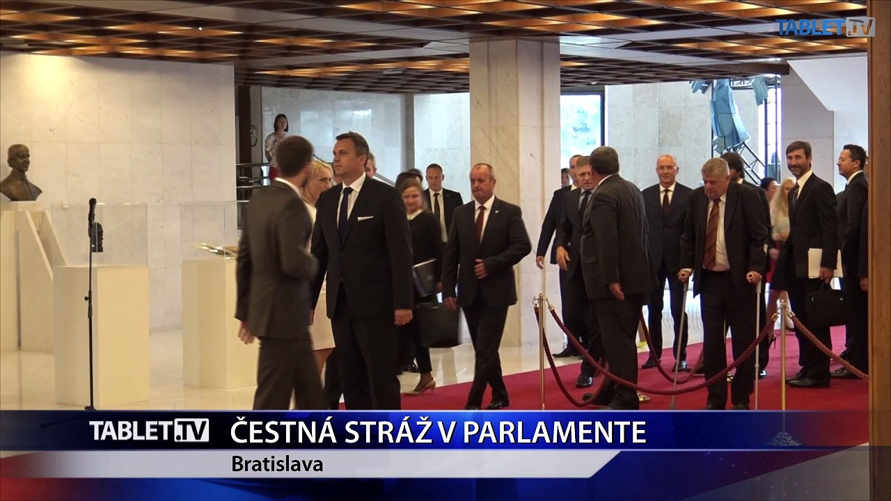 V parlamente nastúpila Čestná stráž, chráni štátne symboly