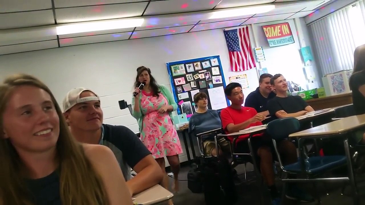 Une institutrice américaine chante de la musique moderne à ses élèves et c'est une catastrophe !