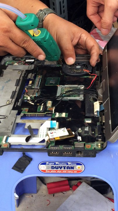 Bắn keo trong gắn cố định quạt toả nhiệt laptop hp -DichVuSuaChuaMayTinhTaiNha bắn