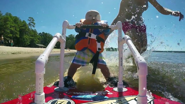 Ce bébé de 6 mois fait déjà du ski nautique et bat même un record !