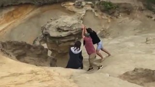 Un groupe de jeunes Vandales font tomber un rocher de son piédestal